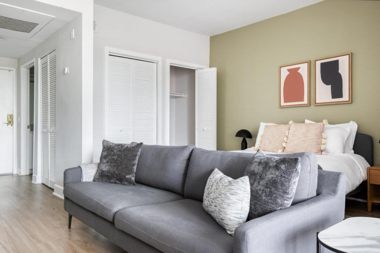 Apartment Hollywood W Pool Gym Nr Melrose Shops Lax-1004